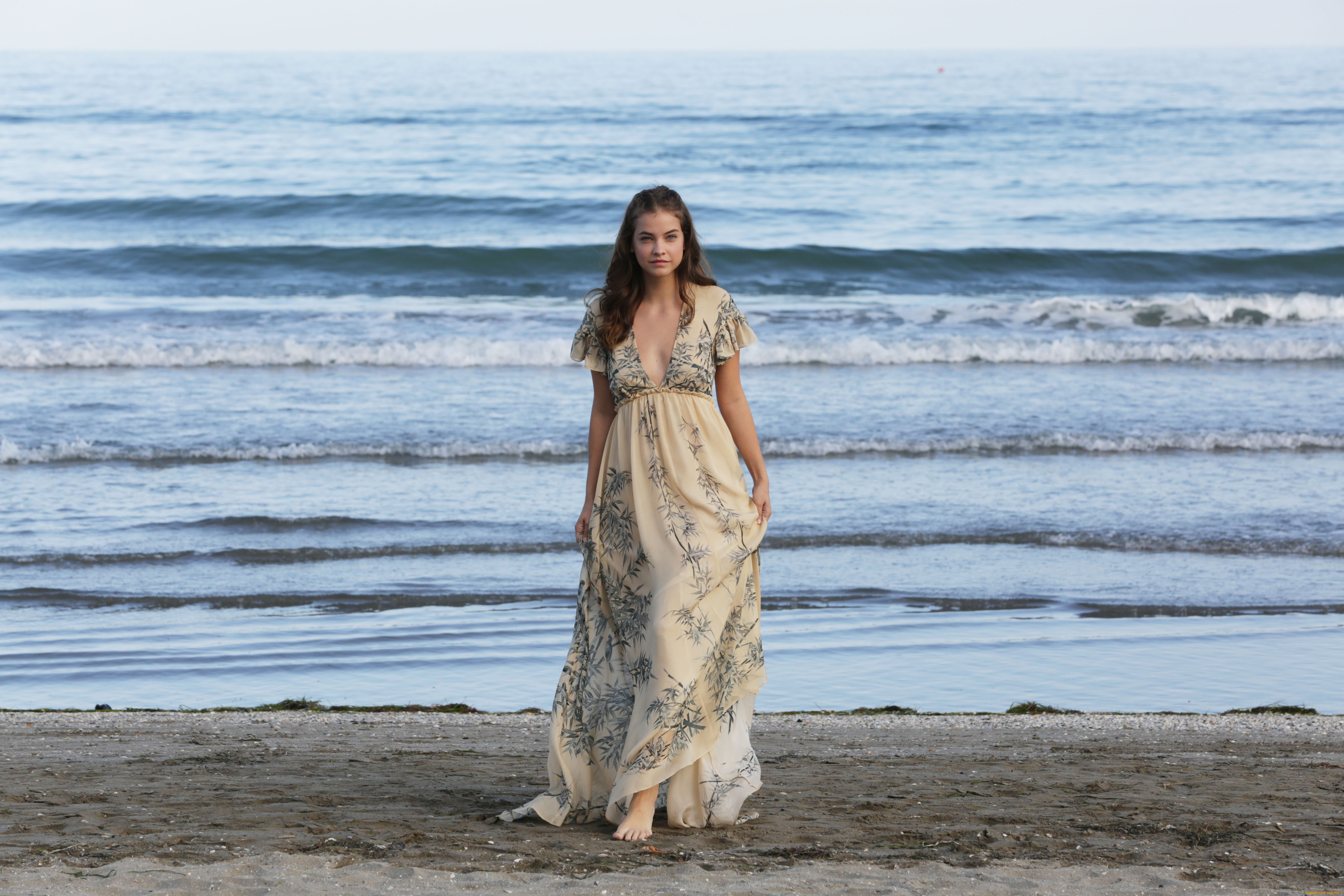 Красивая женщина на море в платье